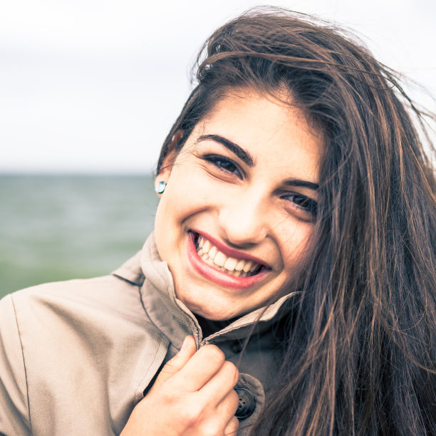 快乐微笑的年轻少女黑发图片下载