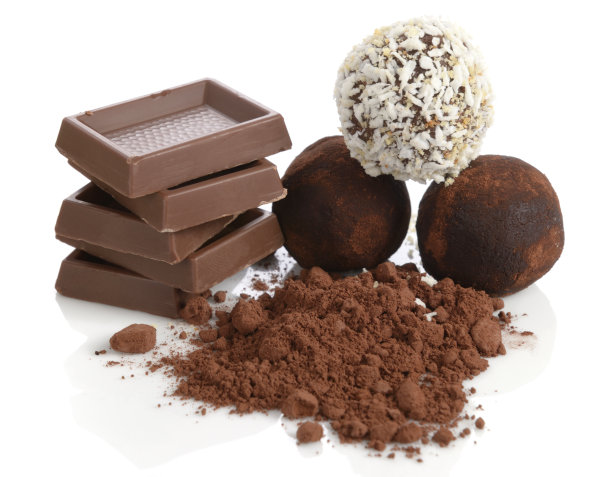 手工巧克力松露，牛奶巧克力块和可可粉图片下载