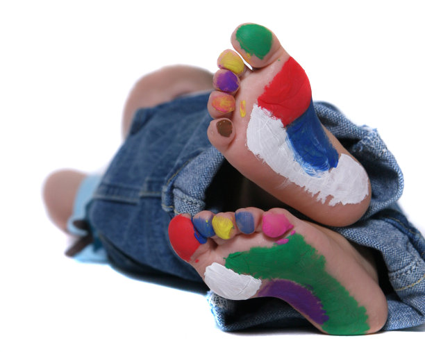 画着脚的酷小子图片下载