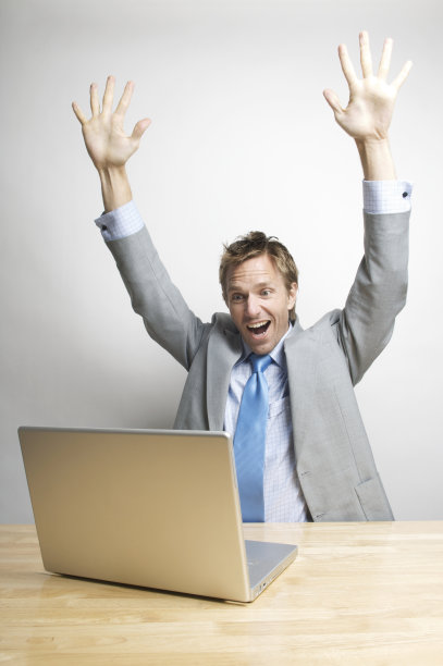 商人办公室职员举起双手庆祝成功图片下载