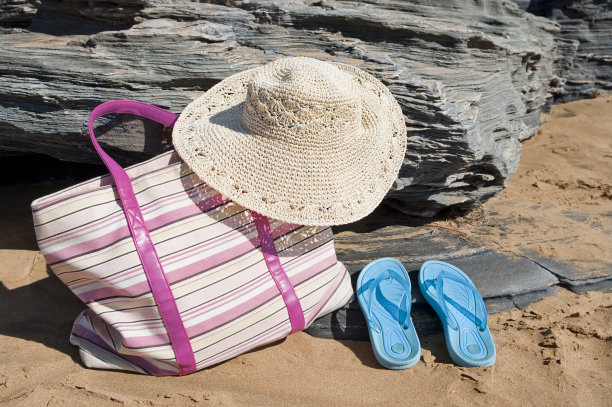 沙滩包帽子和人字拖库存照片图片下载
