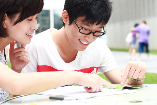 年轻人一起学习图片下载