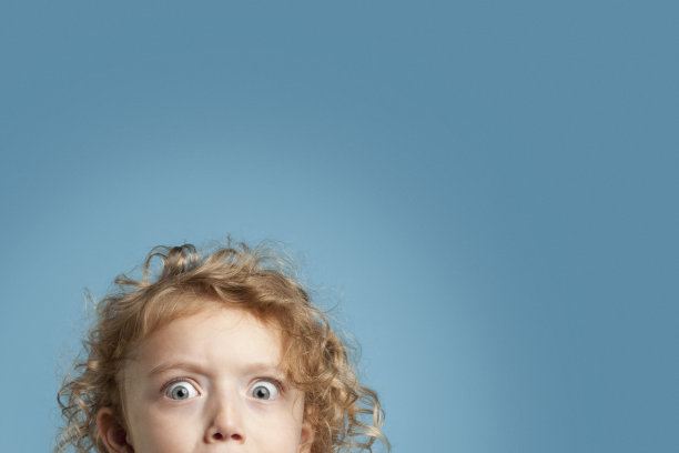 奇怪的小女孩图片下载