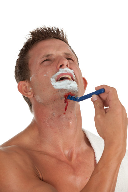 男人刮胡子时割伤了自己图片下载