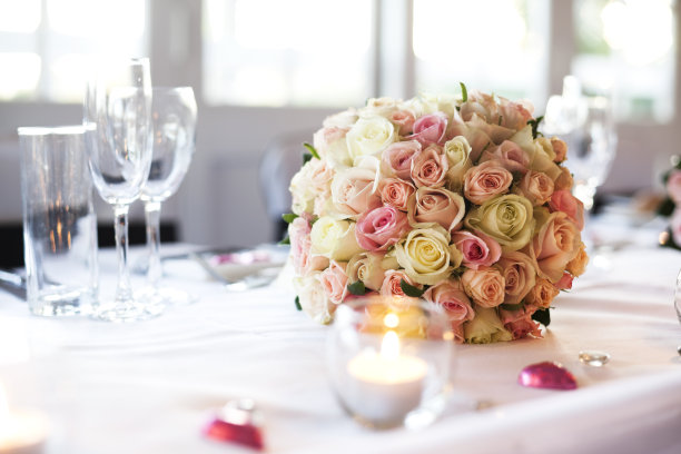 婚宴桌上的婚礼花束图片下载