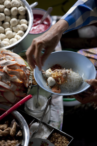 准备泰国面汤。图片下载