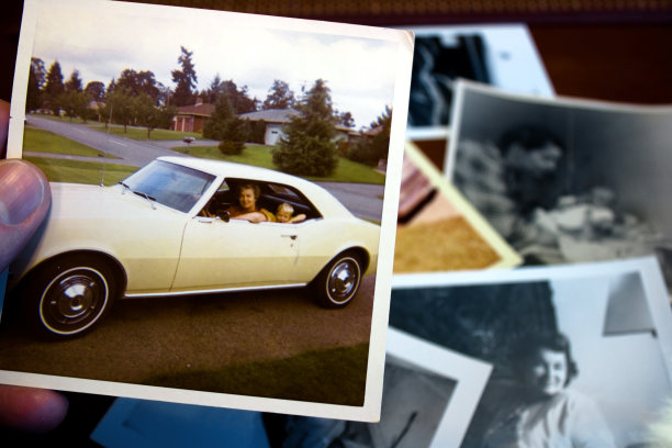 母亲和孩子在车里的老式照片图片下载