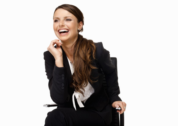 愉快的年轻女商人坐在椅子上，背对着白人图片下载