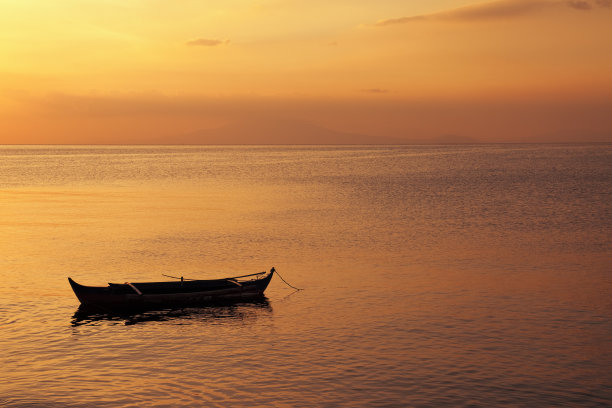 船在日落时分图片下载