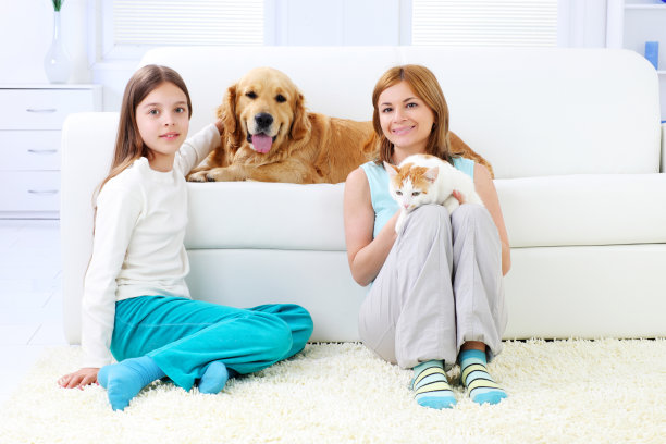 母亲和女儿喜欢和宠物相处图片下载