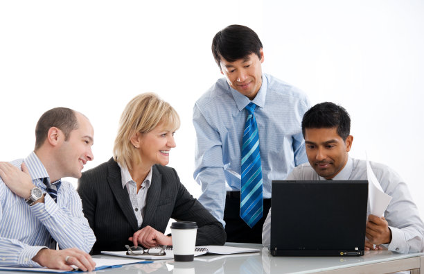 业务团队在办公桌或餐桌上工作图片下载