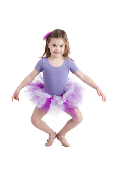 微笑的小芭蕾舞女演员穿着芭蕾舞裙图片下载