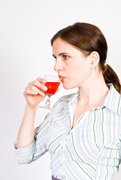 喝白酒的女人图片下载