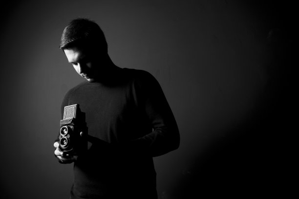 一个带着旧相机的帅哥图片下载