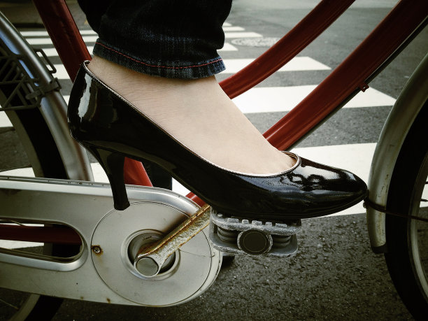 高跟鞋的自行车图片下载