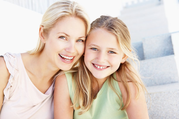 金发碧眼的母女笑容灿烂图片下载