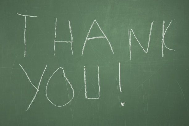 孩子写有“谢谢”的黑板素材图片