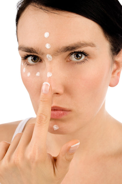 脸上涂着奶油的女孩图片下载