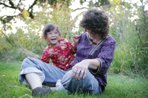 妈妈和女儿在公园里玩耍图片下载