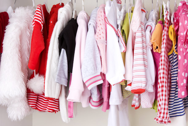 一个装满婴儿衣服的衣橱图片下载