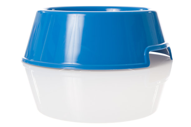 带有反射的亮蓝色狗碗图片下载