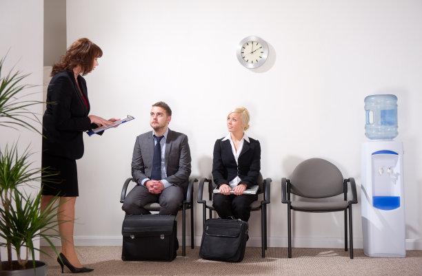 两个年轻的商人正在等待面试图片下载