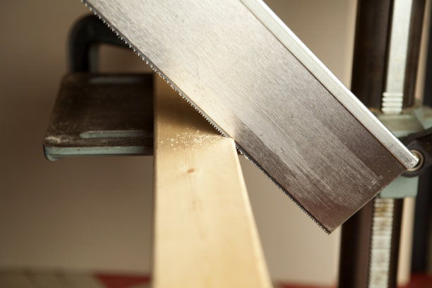 用锯子锯木头图片下载