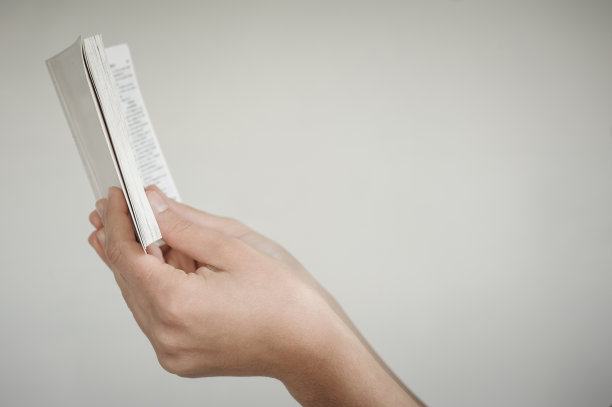 读圣经的女人。图片下载