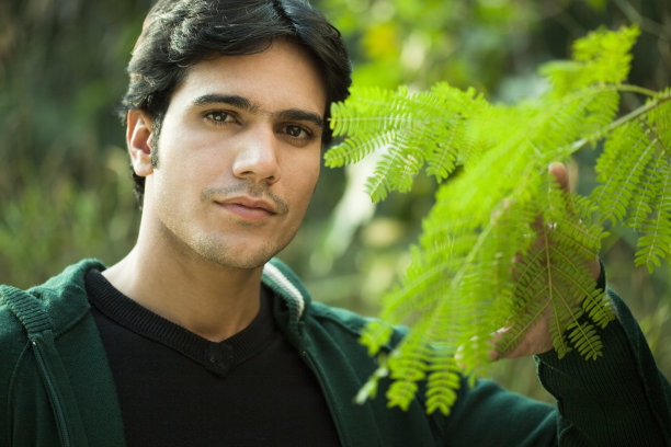 自然环境中的自信青年图片下载