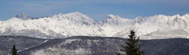 皑皑白雪覆盖着落基山脉的山峰图片下载