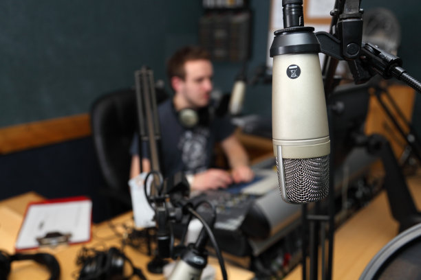 特写嘉宾麦克风与模糊的车站背景图片下载