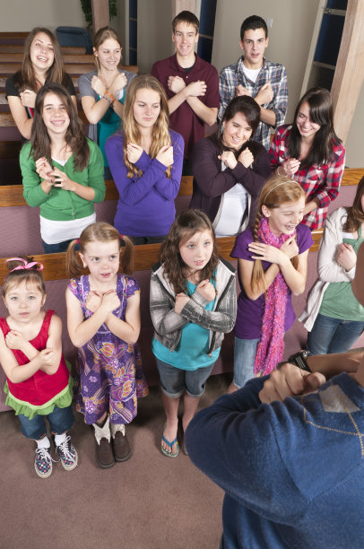 一群年轻人在唱一首歌图片下载