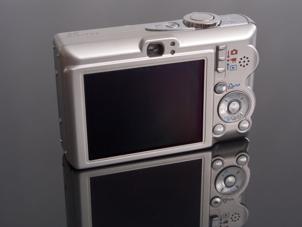 灰色背景下相机的特写镜头图片下载