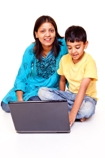 孤立的肖像，一个印度亚洲母亲儿子使用笔记本电脑图片下载