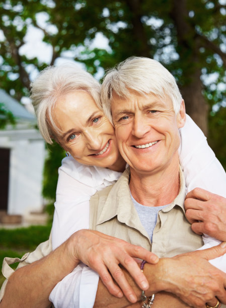 一对情侣互相拥抱的照片图片下载