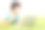 微笑的家伙躺在草地上用手机和笔记本电脑图片下载