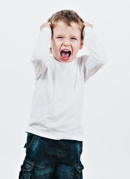 小男孩大喊图片下载