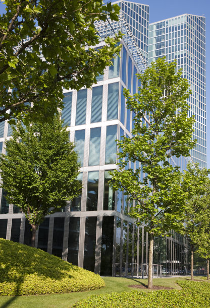 现代玻璃办公前的休闲区图片下载