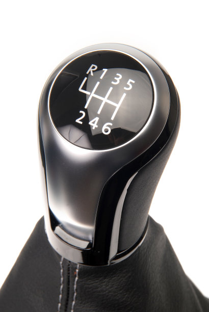 白色背景下的金属特写镜头图片下载