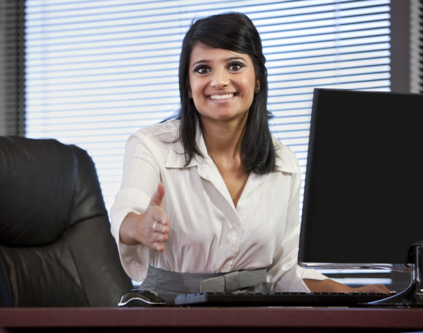 亚裔印度女商人伸出手图片下载