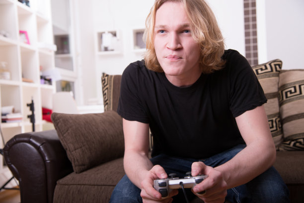 玩电子游戏的少年图片下载