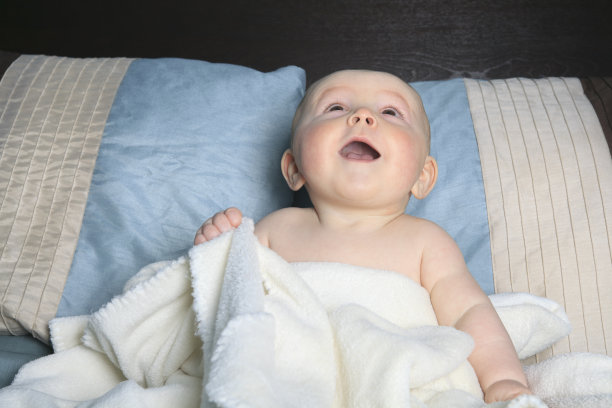 成人床上的婴儿图片下载