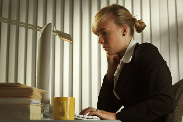 疲惫的商务女性工作到很晚和加班在办公室Hz图片下载