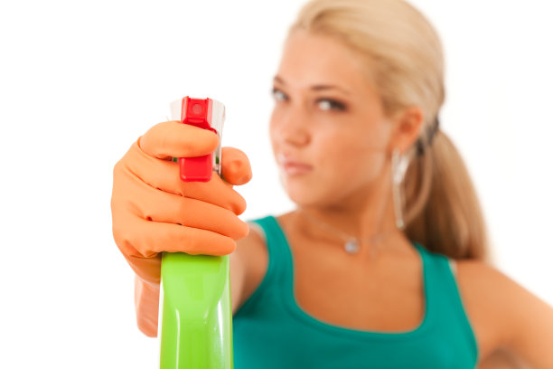 年轻女子拿着喷雾器图片下载