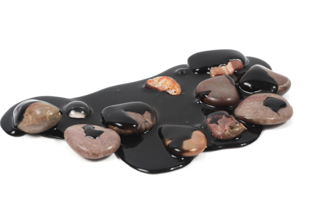 岩石上浮油图片下载