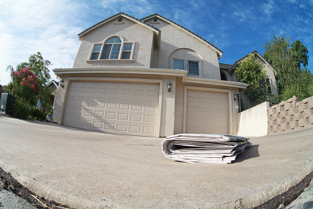 报纸在车道上图片下载