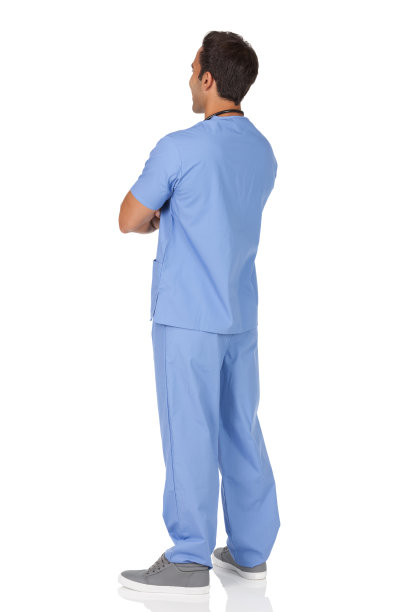 一位双臂交叉站立的男护士的背影图片下载