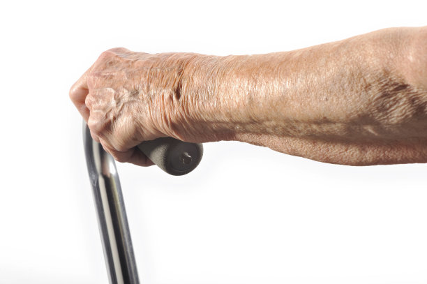老年妇女手握手杖图片下载