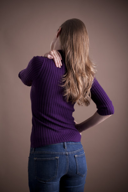 女性的背部疼痛图片下载