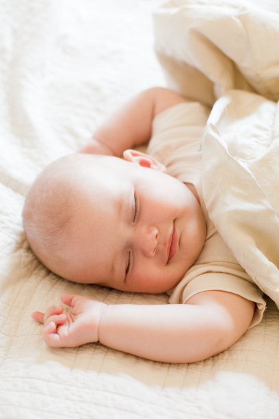 甜蜜的梦-睡着的微笑的婴儿图片下载